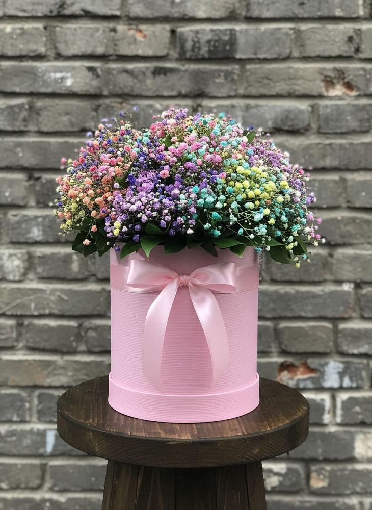 Цветочная композиция из Гипсофила и Розы в шляпной коробке в Новосельцево