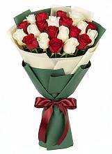 Букет Микс из красных и белых роз в Новосельцево