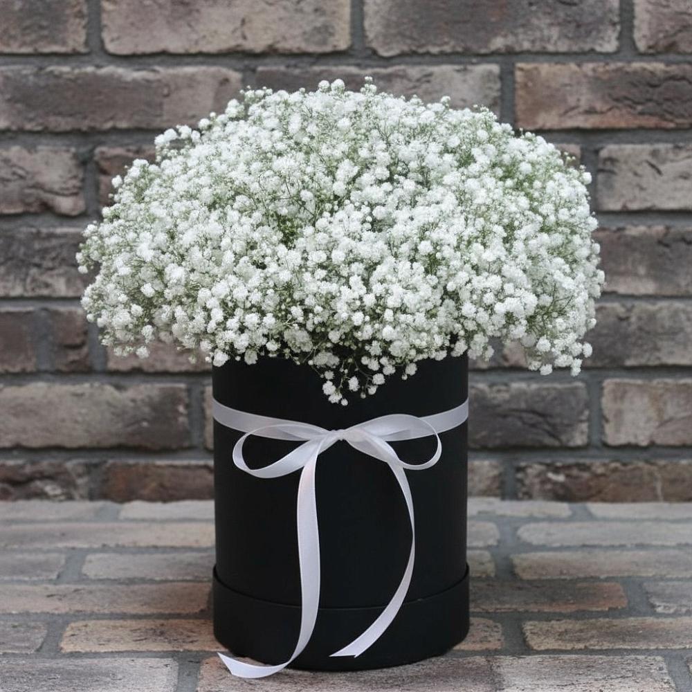 Цветочная композиция из Гипсофила в шляпной коробке в Новосельцево