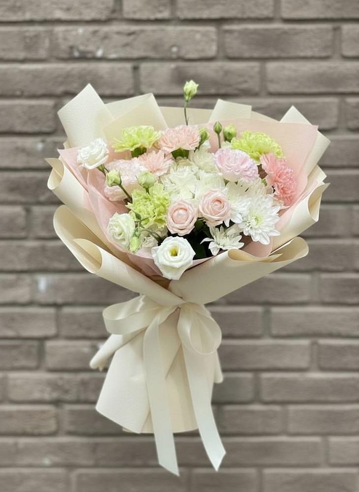 Букет цветов из: Гвоздики, Розы, Лизиантусы и Хризантемы в Новосельцево