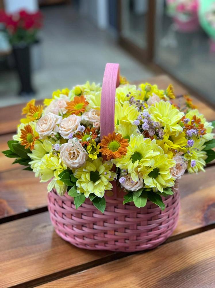 Цветочная композиция из Хризантемы и Розы в корзине в Новосельцево