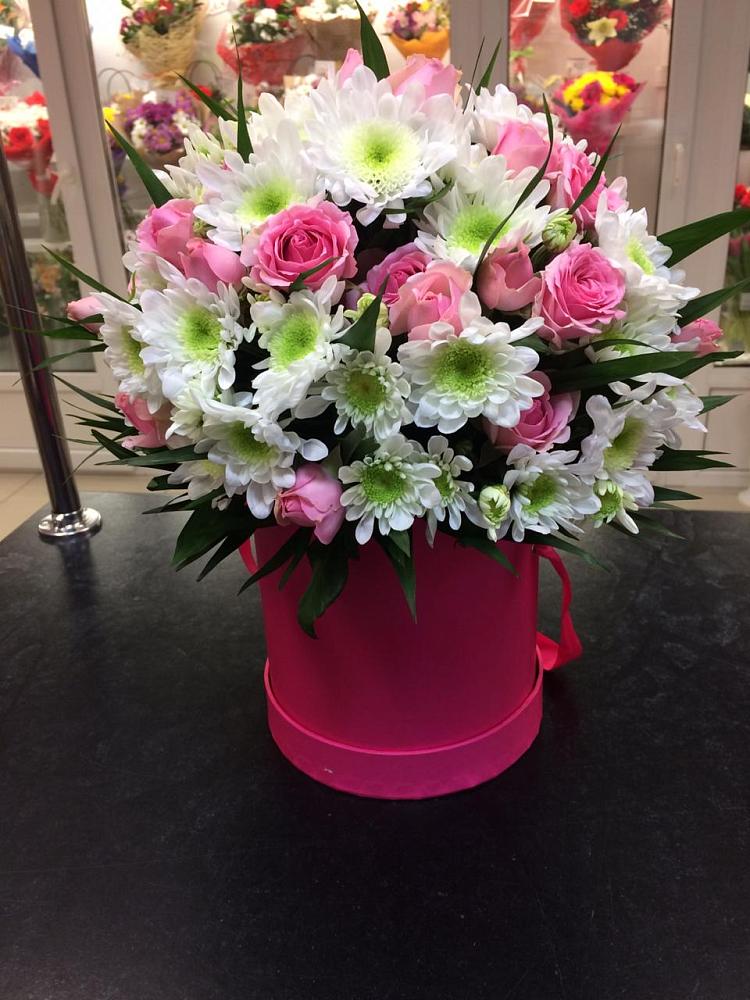 Цветочная композиция из Розы и Хризантемы в шляпной коробке в Новосельцево