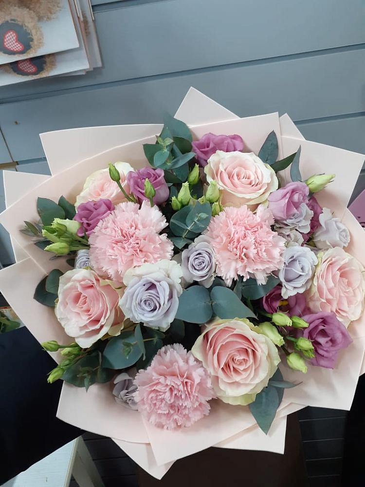 Букет цветов из: Розы, Гвоздики и Лизиантусы в Новосельцево