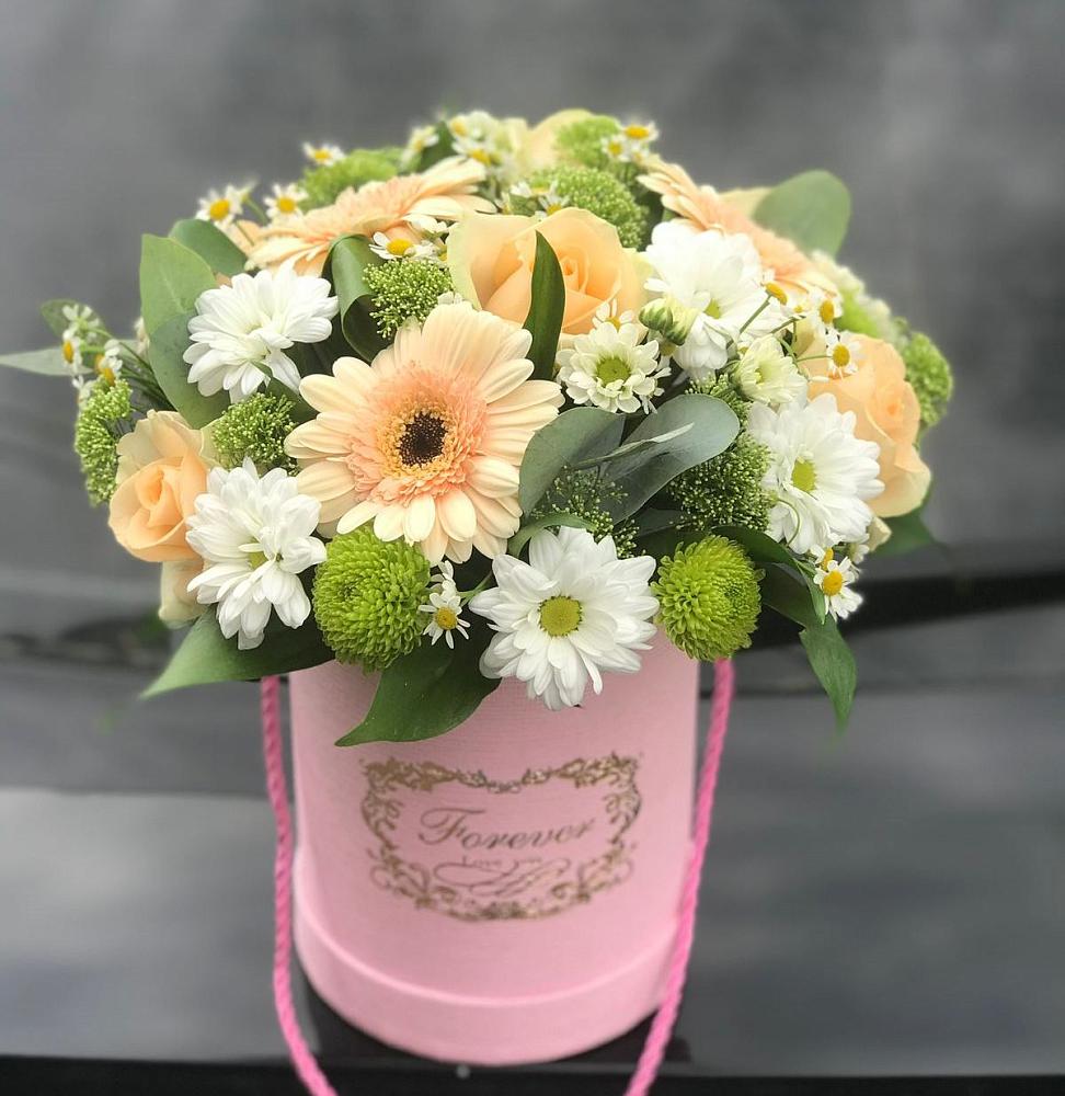 Цветочная композиция из Розы, Герберы и Хризантемы в шляпной коробке в Новосельцево