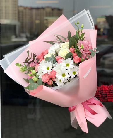 Букет цветов из: Розы, Лизиантусы и Хризантемы в Новосельцево