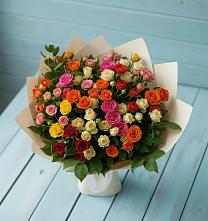 Букет Микс из разноцветных кустовых роз в Новосельцево