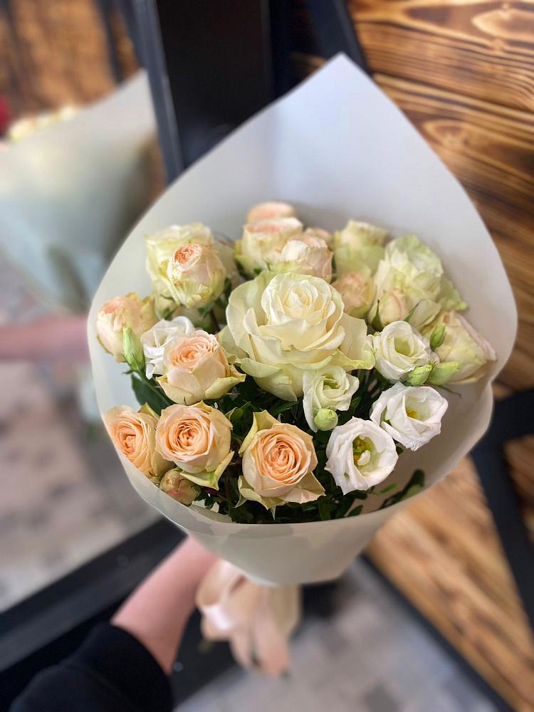 Букет цветов из: Розы и Лизиантусы в Новосельцево